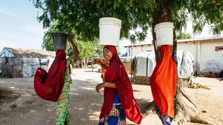 Des femmes portant des seaux dans le camp de Fariya au Nigéria