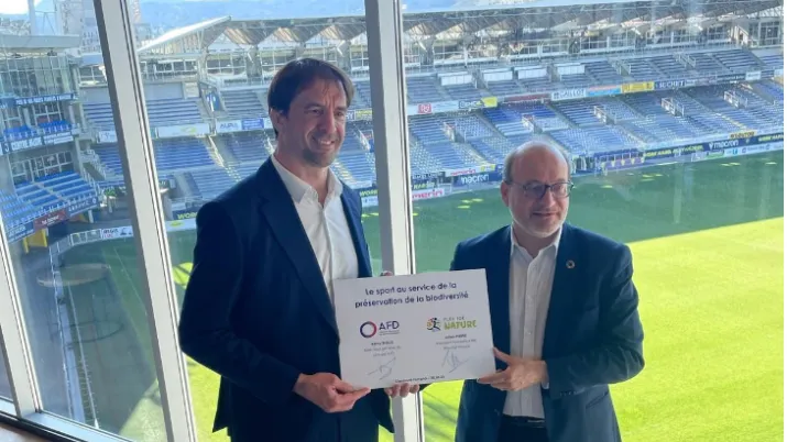 Remi Rioux et Julien Pierre pour la signature du partenariat entre l'AFD et Play for Nature