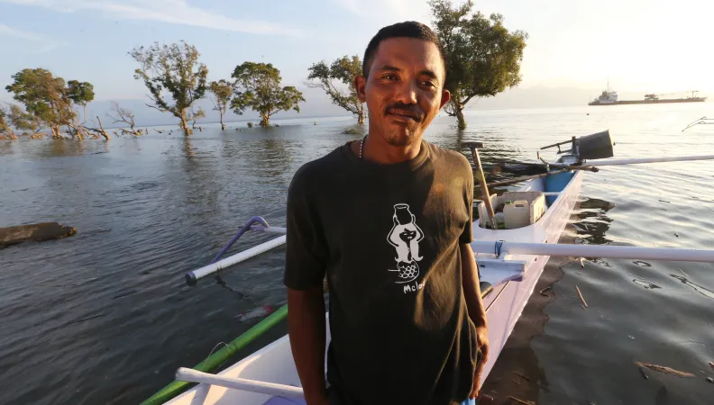 Pêcheur à Palu, Indonésie