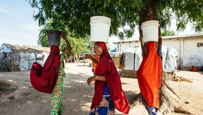 Des femmes portant des seaux dans le camp de Fariya au Nigéria