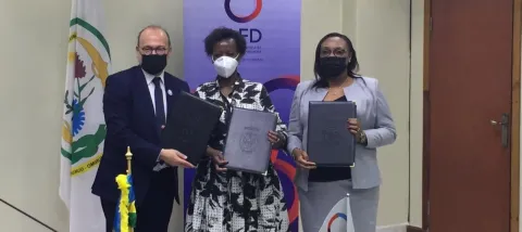 M. Rémy Rioux, Mme Louise Mushikiwabo et Mme Valentine Uwamariya,signent une déclaration d'Intention sur l’enseignement du Français au Rwanda